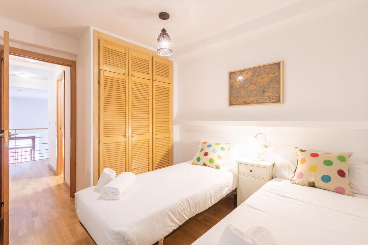 Goles Courtyard With Parking By Valcambre Apartment Севиля Екстериор снимка
