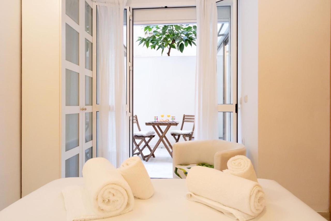 Goles Courtyard With Parking By Valcambre Apartment Севиля Екстериор снимка