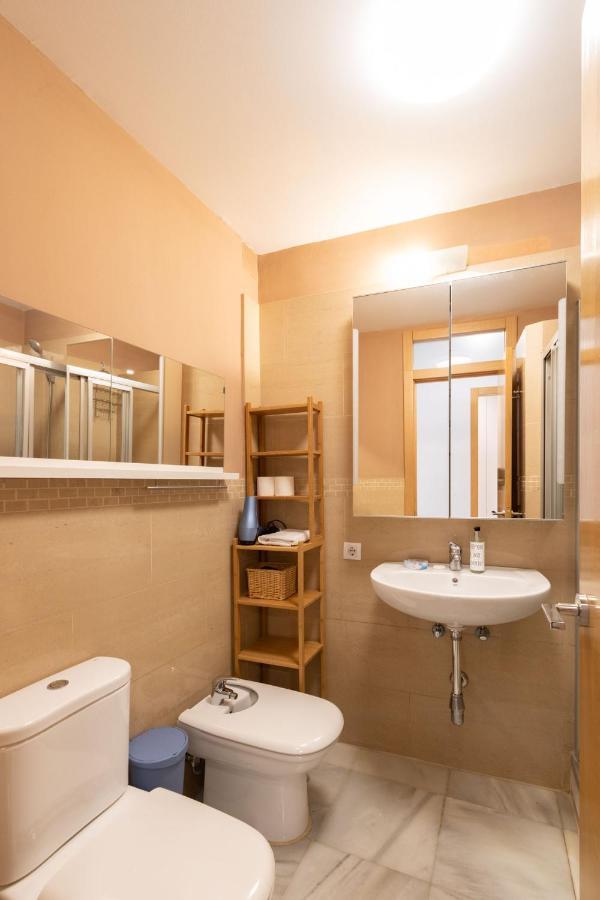Goles Courtyard With Parking By Valcambre Apartment Севиля Екстериор снимка